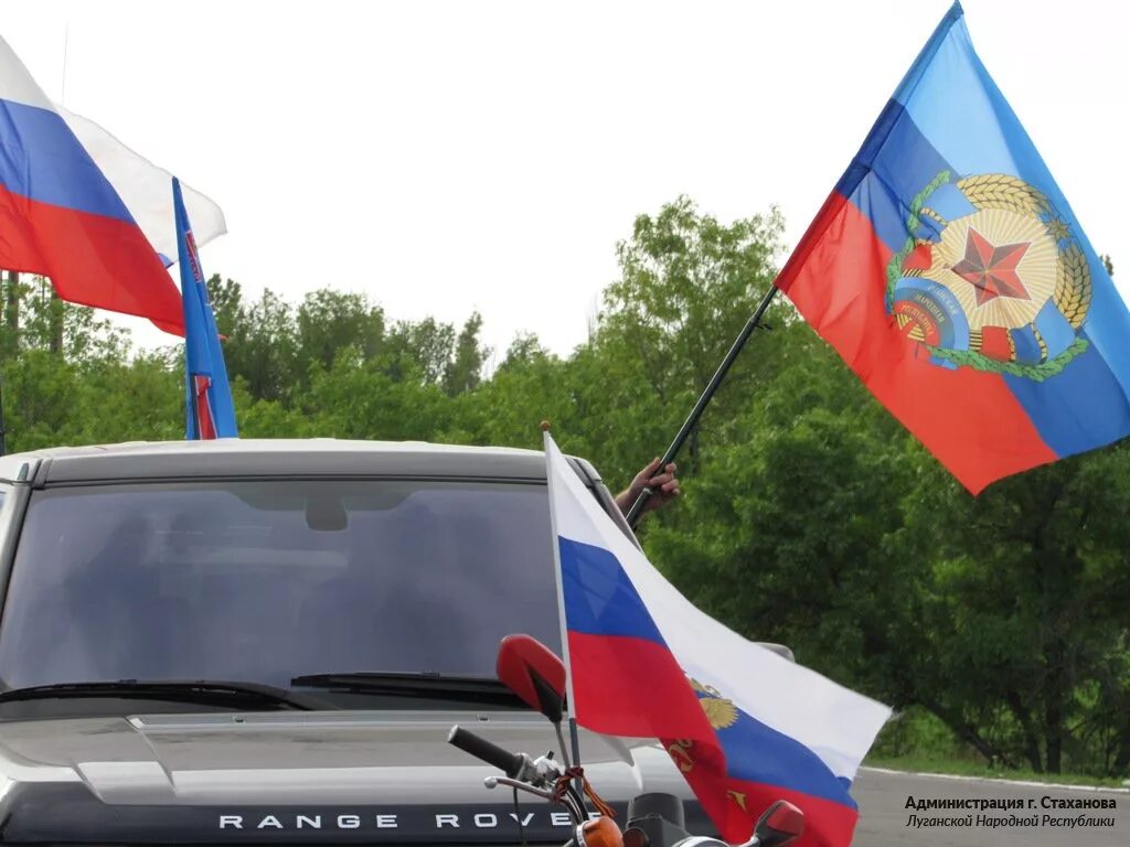 Флаг Луганской народной Республики фото. Флаг Луганской народной народной Республики. Флажок ЛНР. Флаг ЛНР на машине.