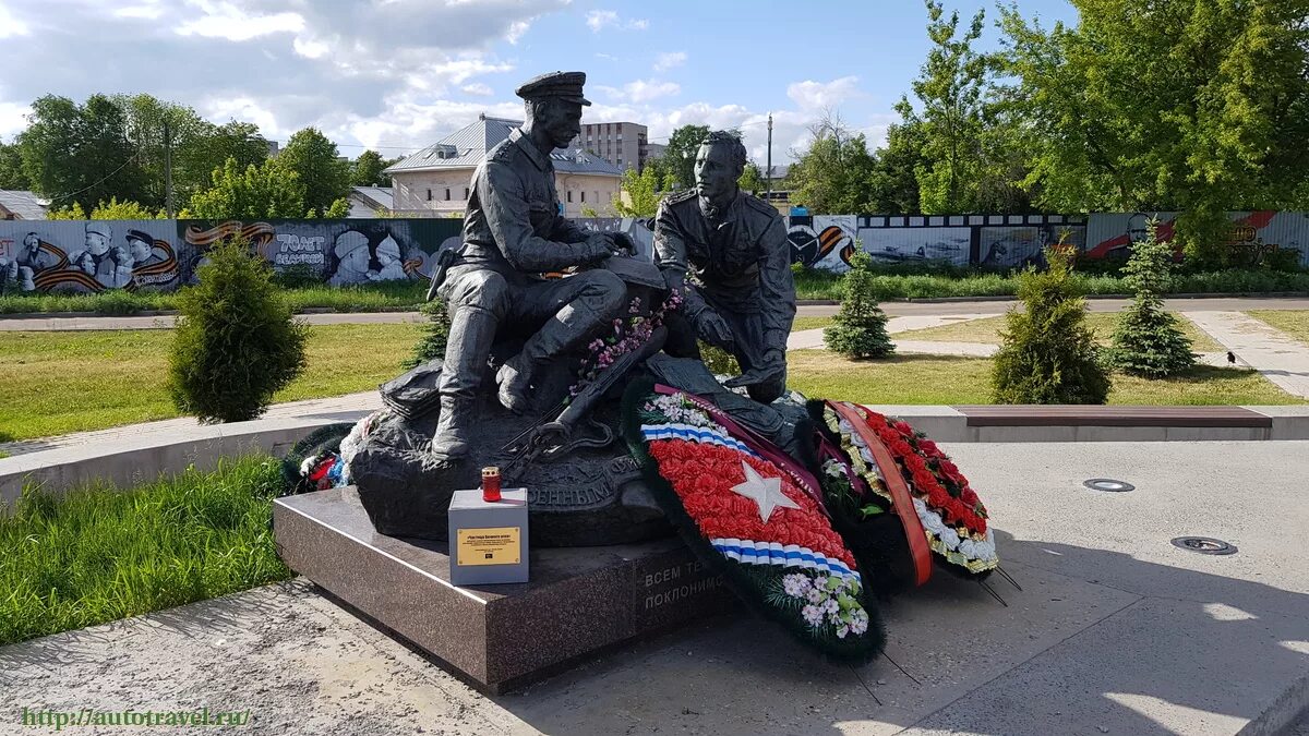 Какие есть военные памятники. Памятник военным финансистам. Памятник финансистам в Ярославле. Военный памятник Ярославль. Ярославль памятник воинам.