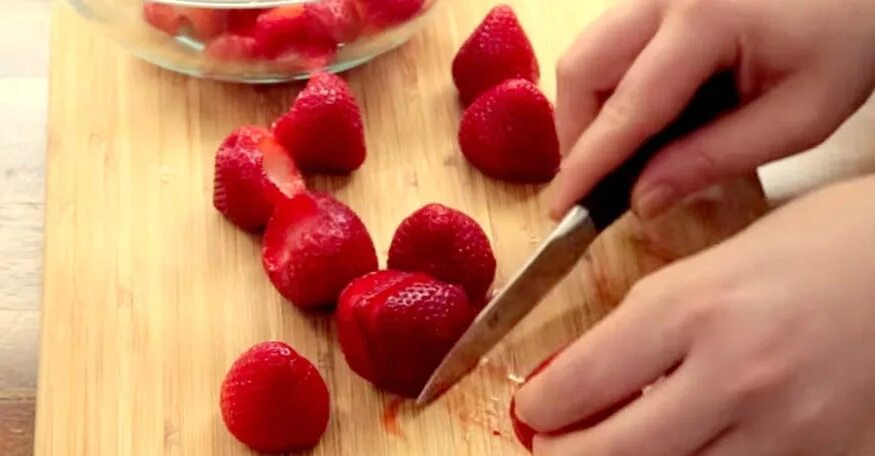 Как красиво нарезать клубнику. Клубника нарезанная. красивая нарезка клубники. красиво порезать клубнику. красиво нарезать клубнику для украшения.