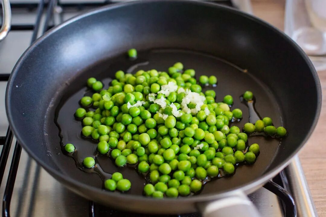 Горох с маслом. Зеленый горошек жареный на сливочном масле. Зеленый горошек по-французски. Французский горошек. Зелёный горошек замороженный.