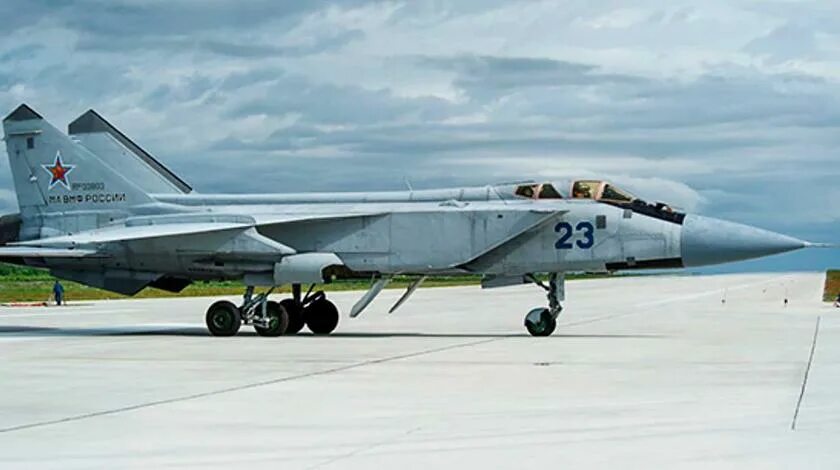 Миг 31 пво. Миг-31 сверхзвуковой самолёт. Миг 31 в стратосфере. Миг-31 с кинжалом. Миг 31 экипаж.