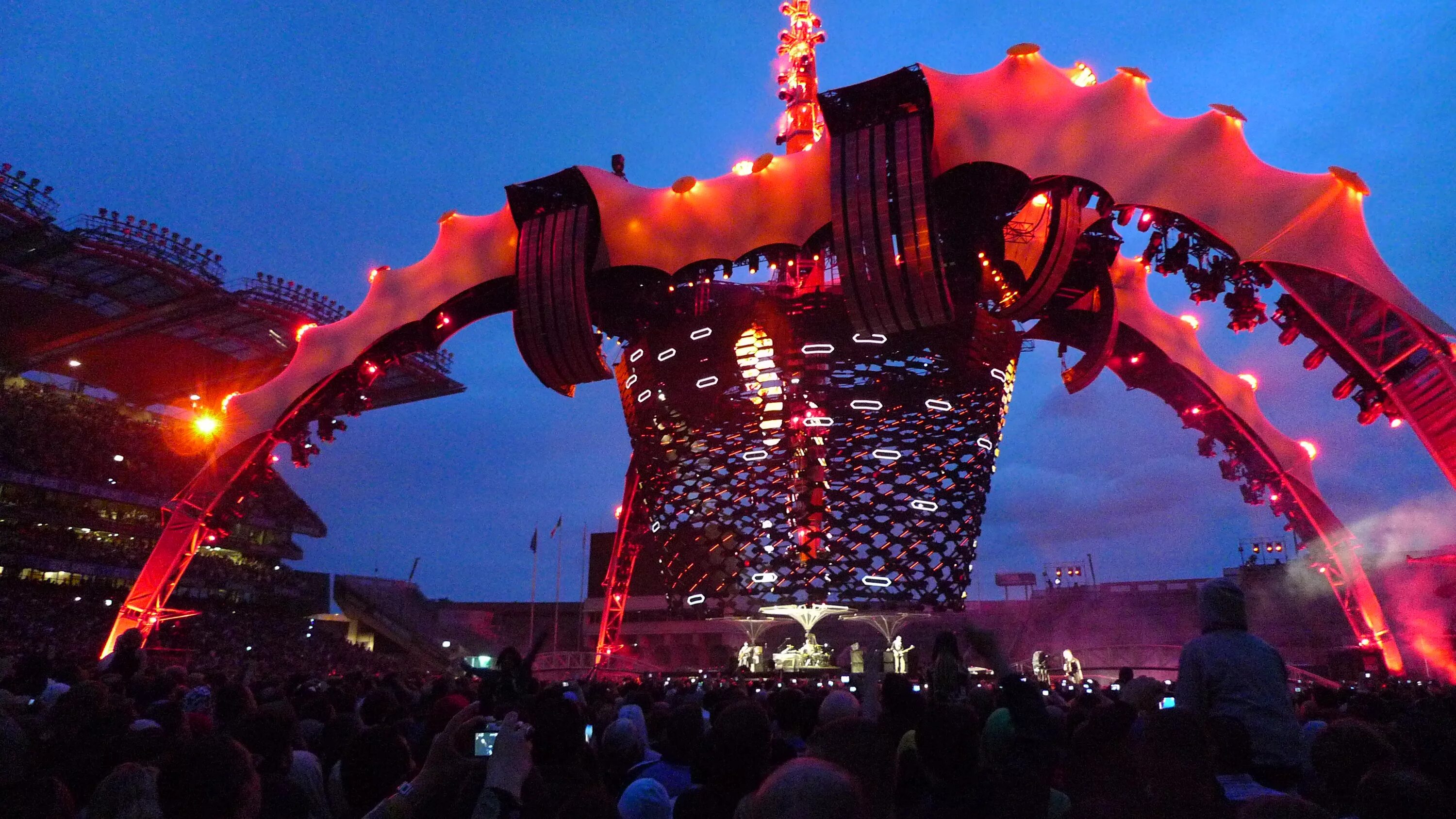 Концерт u2 в москве 2010. U2 360 tour. Сцены для тура. U2 360 tour. U2 360.
