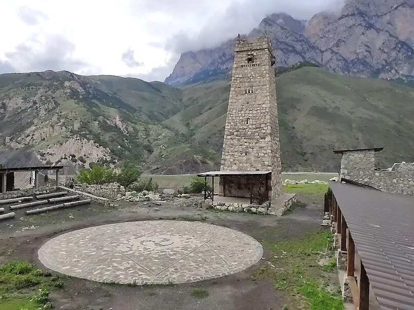 Родовые башни. Башня цаллаговых в северной осетии. родовые башни цаллаговых северная осетия. унал северная осетия. нижний унал северная осетия.