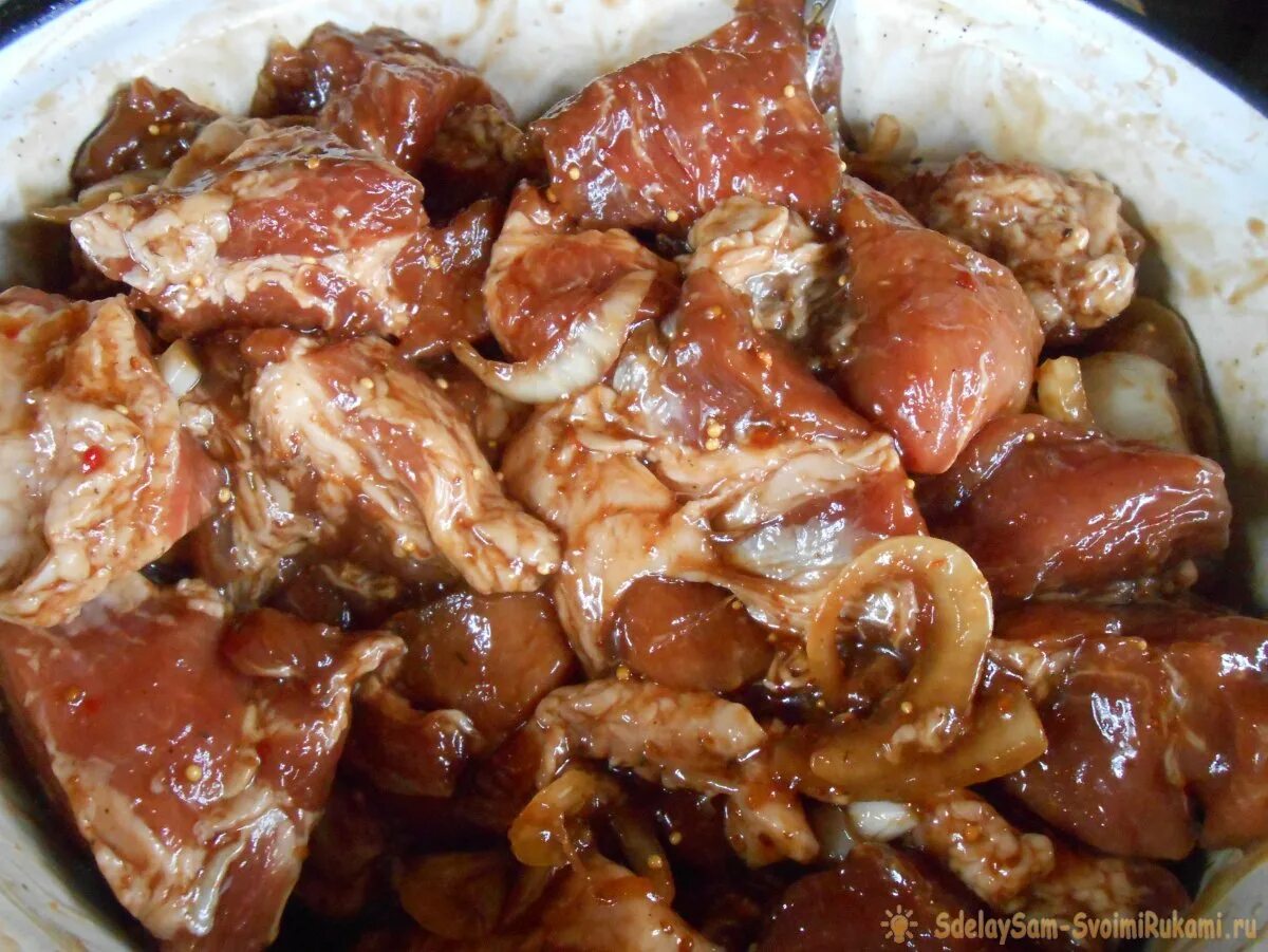 Шашлык мясо мариновать холодильник. Шашлык маринованный. мариновка мяса. шашлык на минералке. маринад свинина в минералке.