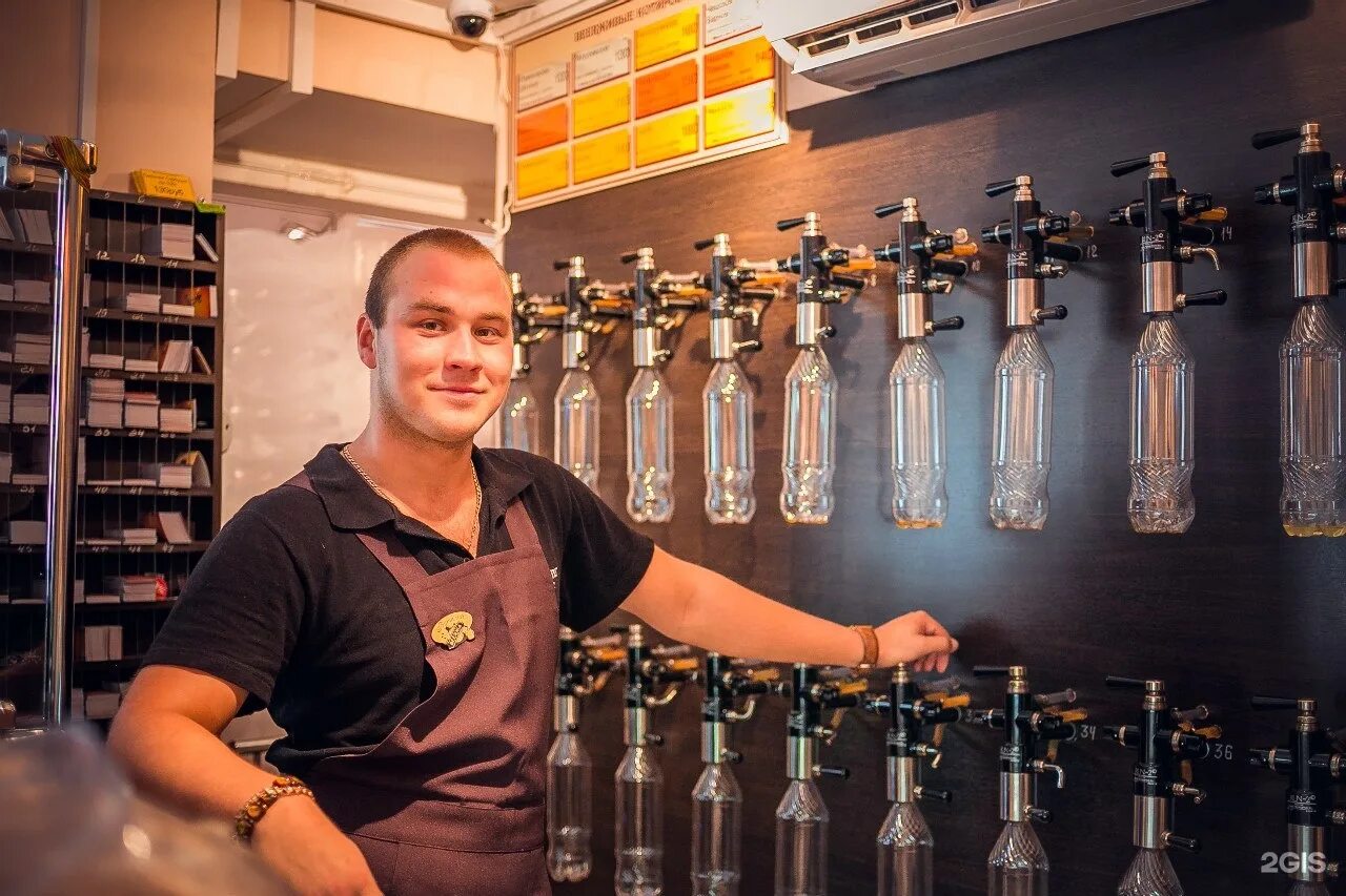 Девушка бармен. Продавец на разливные напитки. Работа продавец разливных напитков. Работа продавец разливных напитков. Работа продавец разливных напитков.