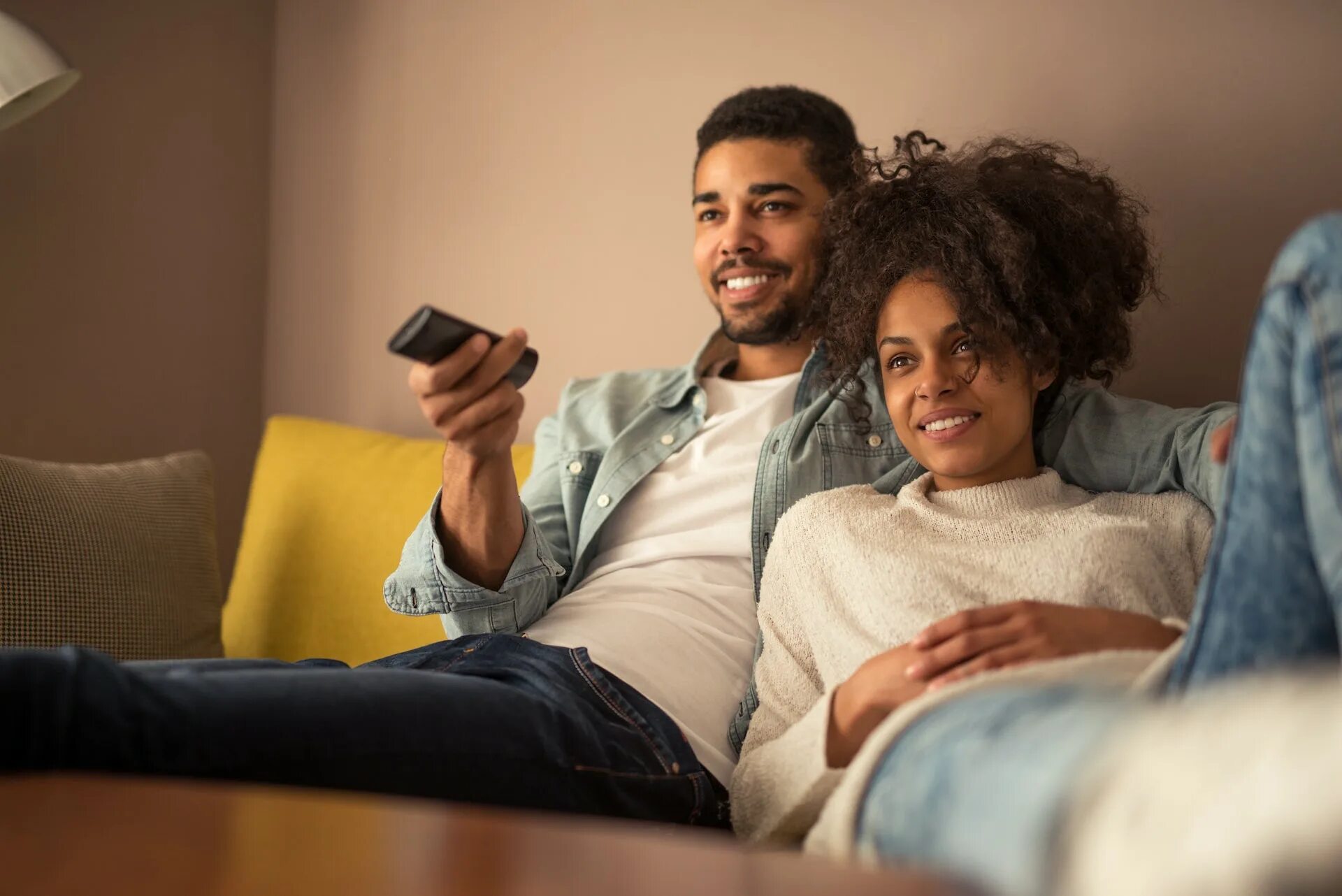 Good people tv. Couple watching TV. Netflix couple. Couple watching movie.