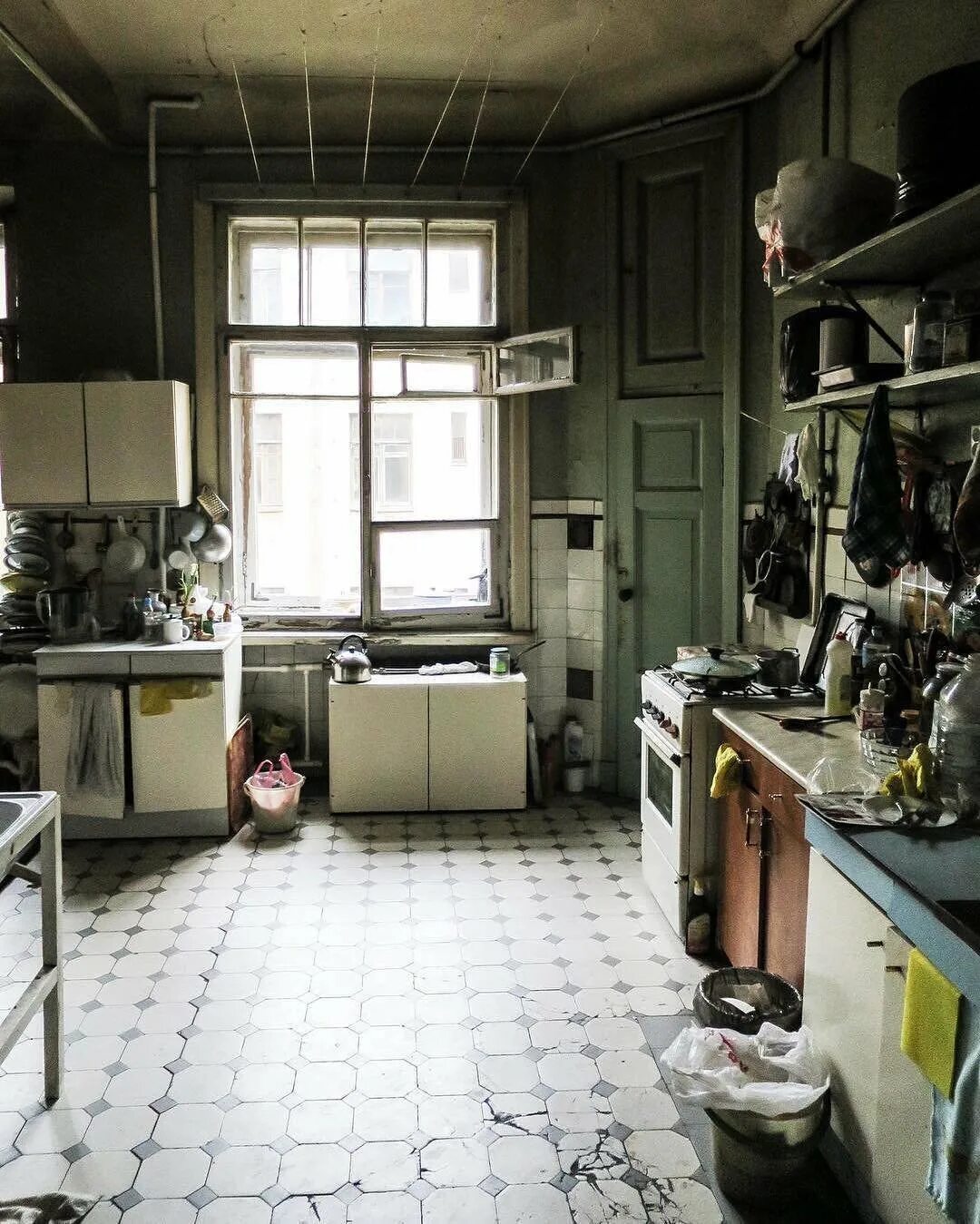 Коммуналка по адресу. Кухня в коммуналке. Кухня в старой квартире. Кухня коммуналки интерьер. Советская кухня.