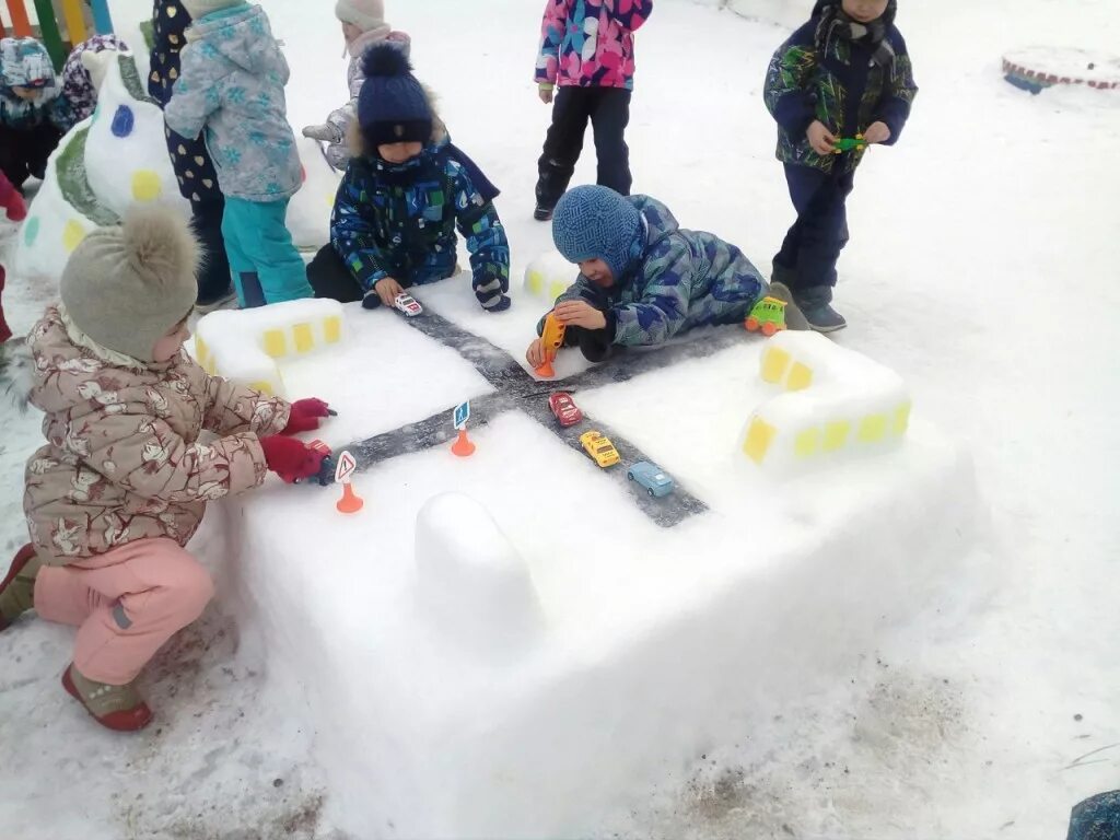 Зимние участки тема. Постройки из снега. Снежный городок в детском саду. Снежные городки в детском саду. Снежные постройки в садике.