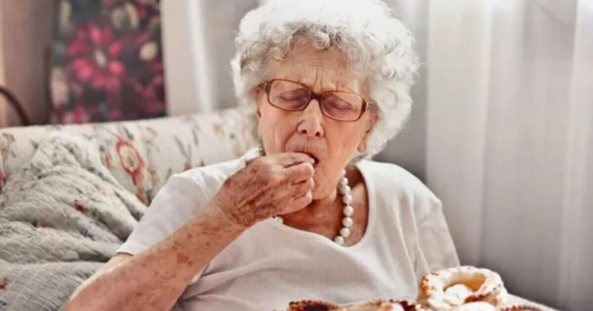 У старушки есть 7. Бабушка кушает. Еда для пожилых людей. Бабуля кушает. Кудрявая бабка.