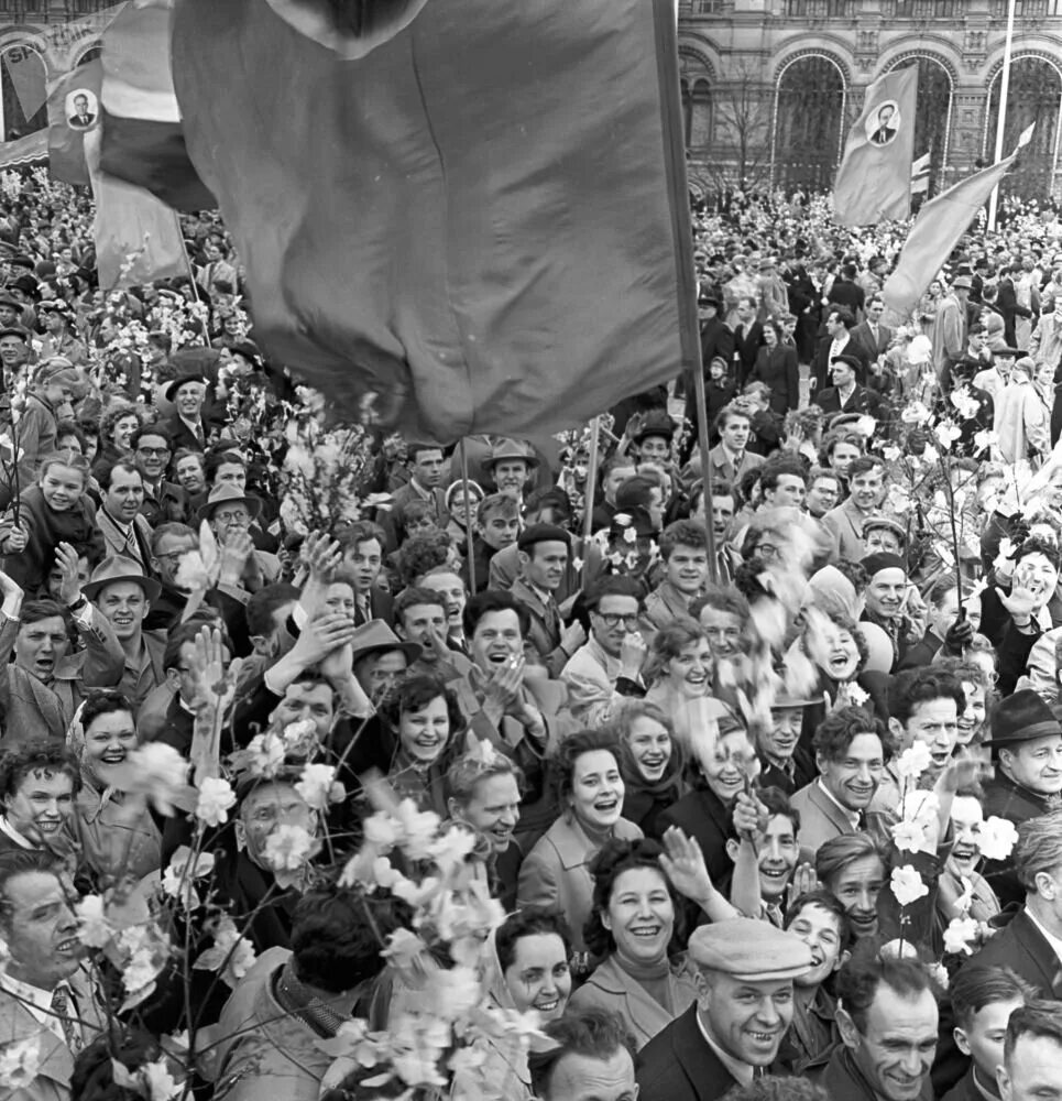 Возглас ликующий. Демонстрация трудящихся 1 мая СССР. 1 Майская демонстрация в СССР. Демонстрация 1 мая в СССР. Мир труд май демонстрация СССР.