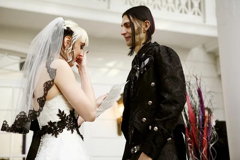 Свадьба в готическом стиле вилле вало. Свадьба в неформальном стиле. Неформальные свадебные платья. Гот свадьба. Свадьба в готическом стиле.