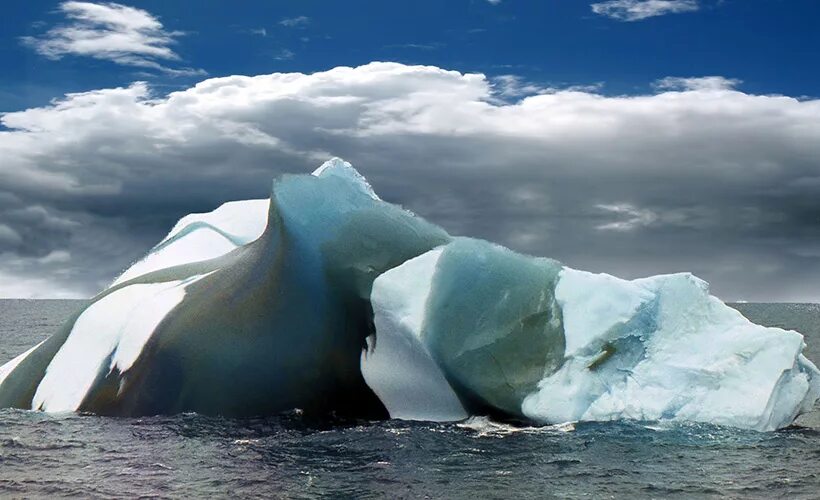 Большой кусок льда. Полосатые айсберги Антарктида. Разноцветный Айсберг. Цветные айсберги. Ледяные чудеса.