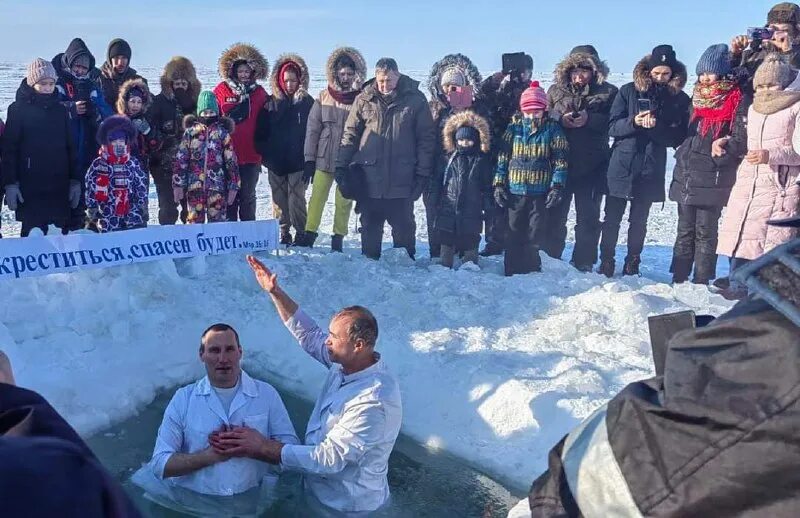 крещение господне святая вода. с крещением господним 19 января. зима на чукотке март 2023 года. крещенские купели в абакане 2023. крещенские купания в калмыкии год 2023.
