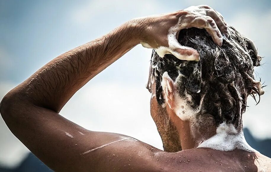 Как часто мыть голову мужчинам. Мытье головы мужское. Мужчина моет волосы. Мужчина моет голову. Парни моются.