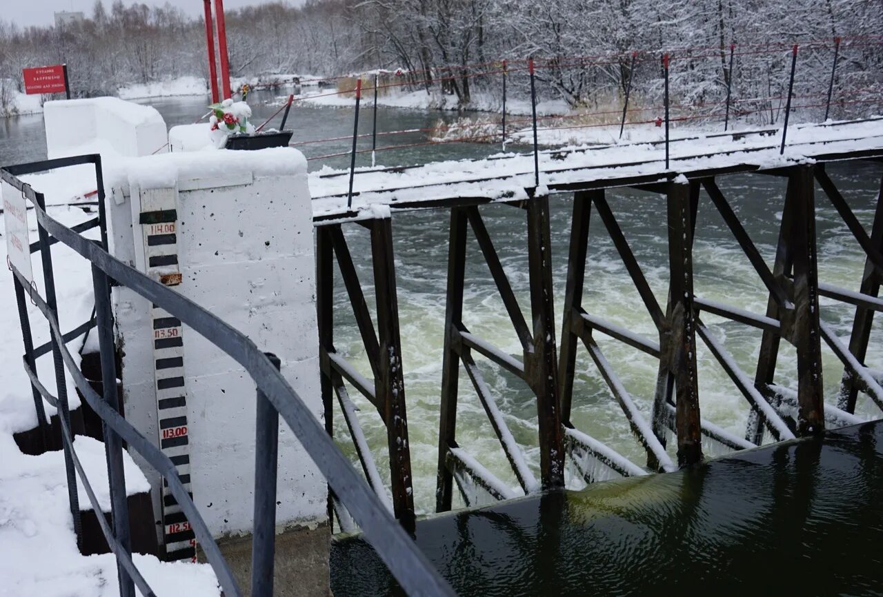 Уровень воды река цна. Дамба на реке. Мониторинг уровня воды на дамбе. Вода плотина. Уровень воды в река Цна Тамбов.