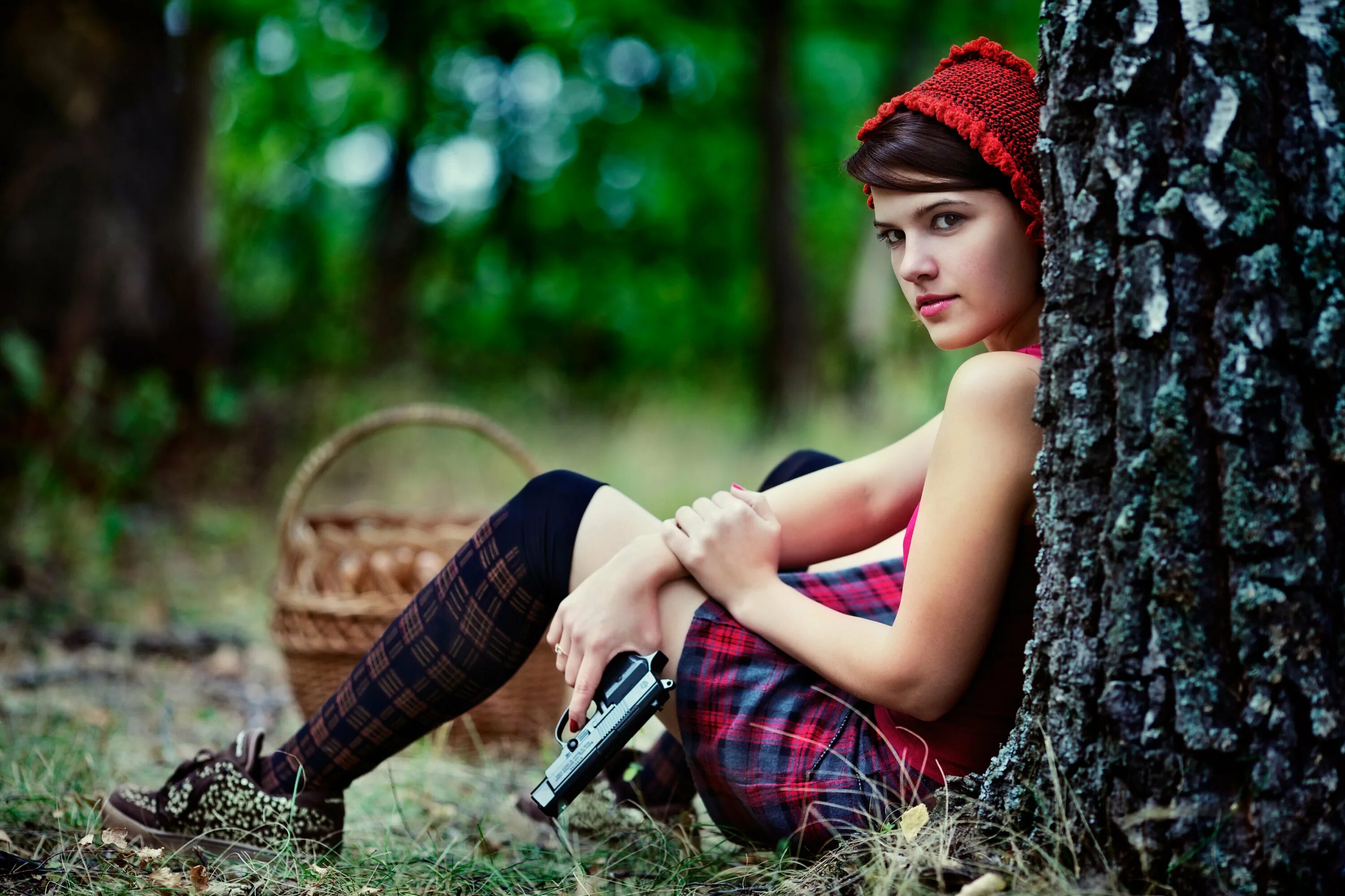 Redhead riding. Девушка с грибами фотосессия. Красная шапочка фотосессия. Девушка лесоруб. Красная шапочка в лесу.