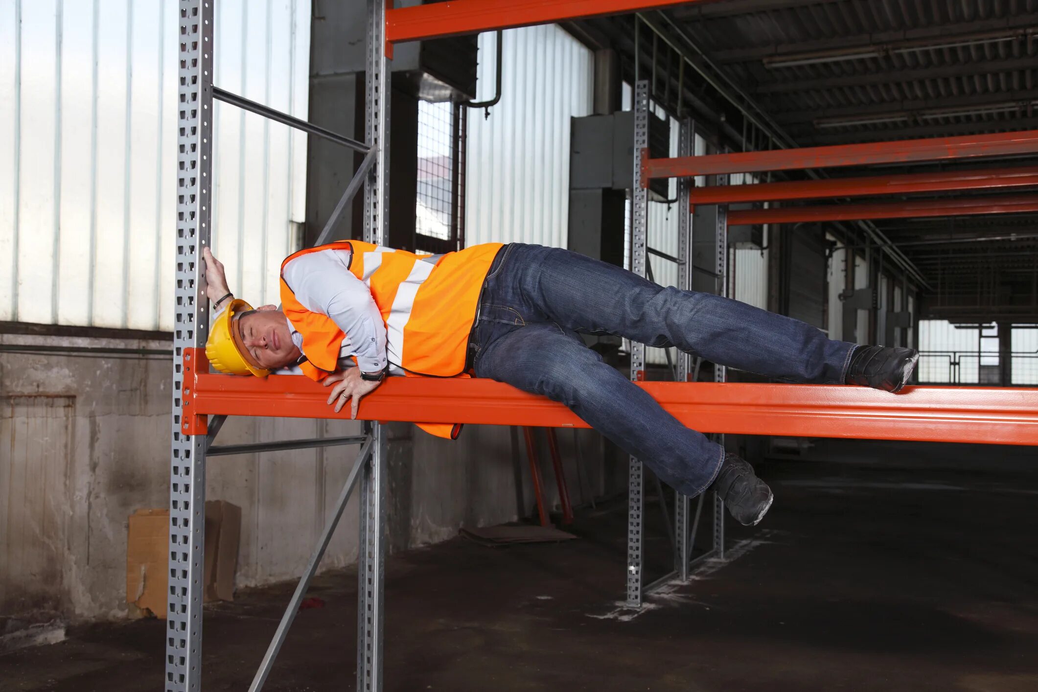 Рабочий засыпать. Рабочий спит на трубах на складе. английские рабочие спят на веревках. хэлоуп слип воркерс.