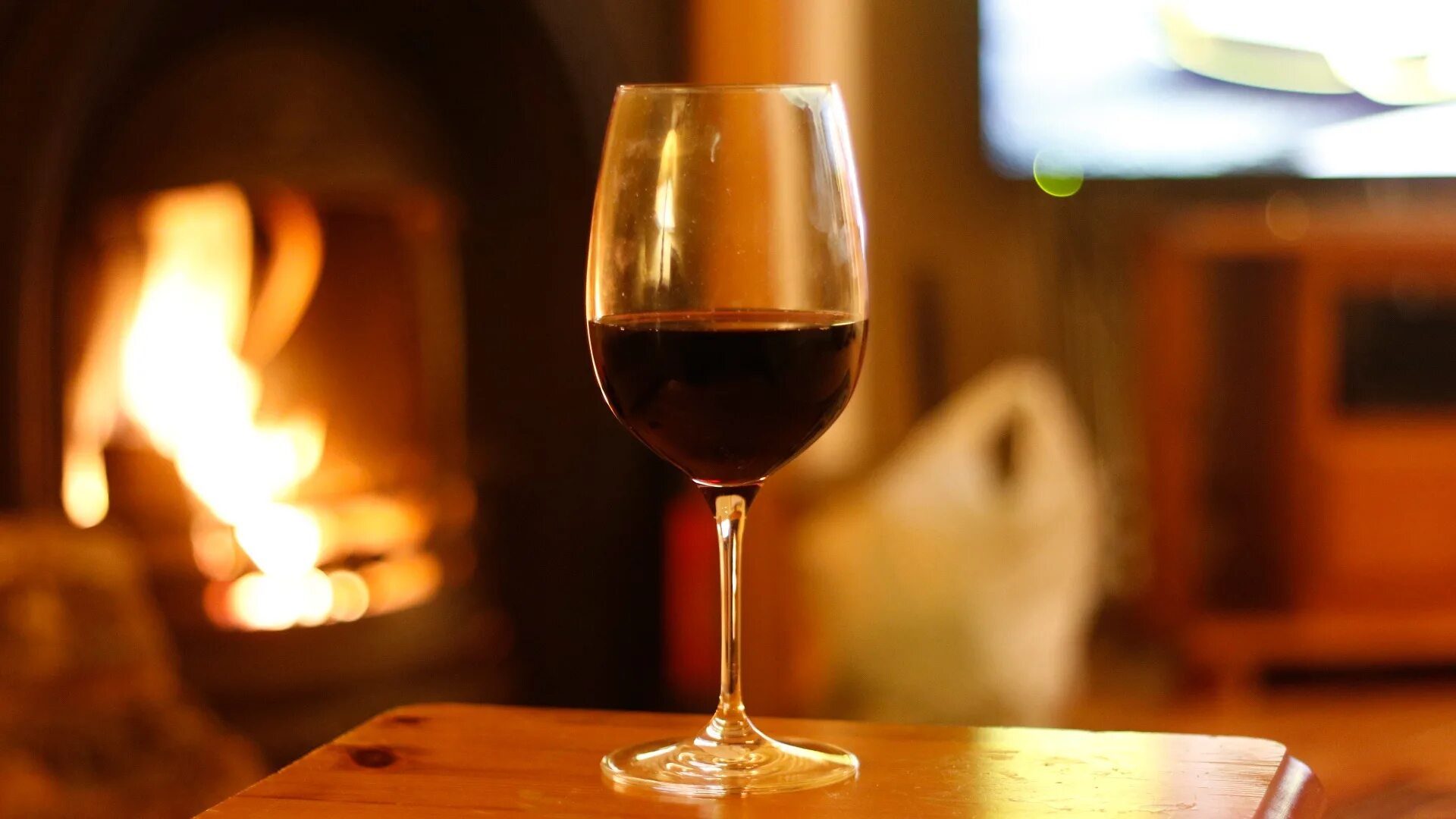 Бокал вина огонь. Камин вино. Бокал вина. Вино на фоне камина. Бокал вина на фоне камина.
