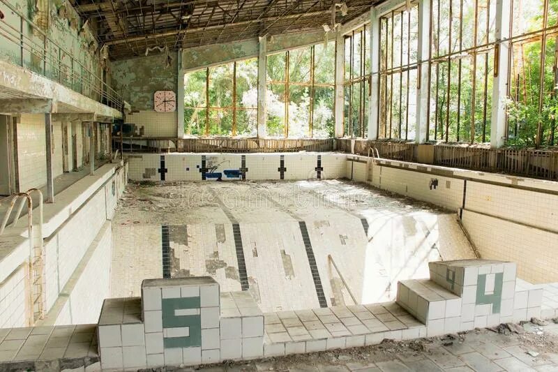 Разрушен бассейн. Чернобыль бассейн. Разрушенный бассейн. Бассейн в Чернобыле. Охлаждающие бассейны ЧАЭС.