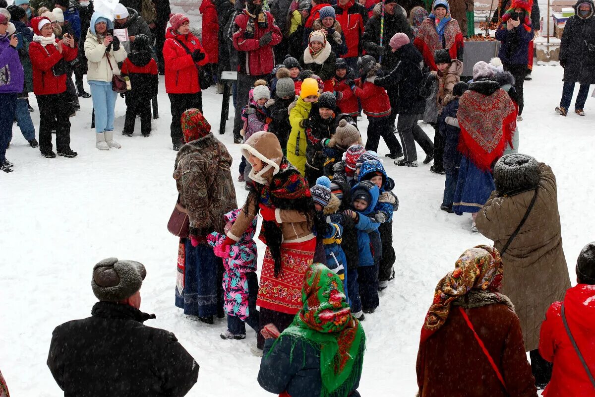 Игры на масленицу. Масленица в детском саду на улице. Игра ручеек. Забавы на масленицу. Зимние забавы на масленицу на улице.