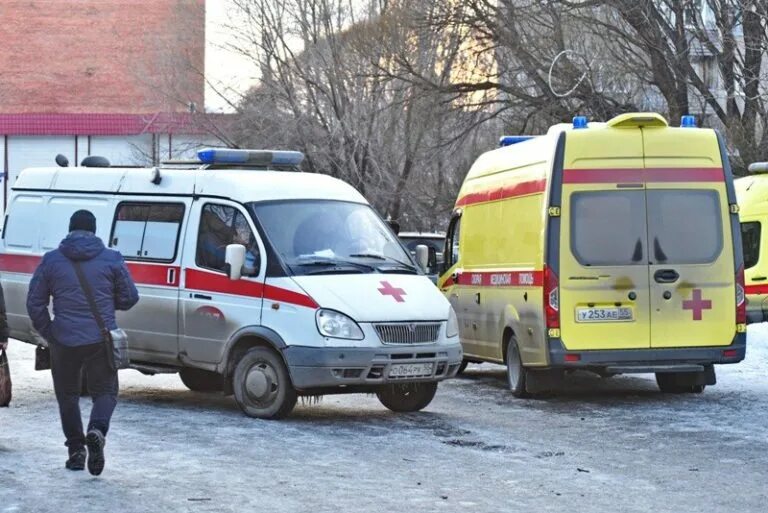 Какие больницы дежурят по скорой омск. Скорая омск. автомобиль скорой помощи. водитель скорая омск. вызов скорой помощи омск.