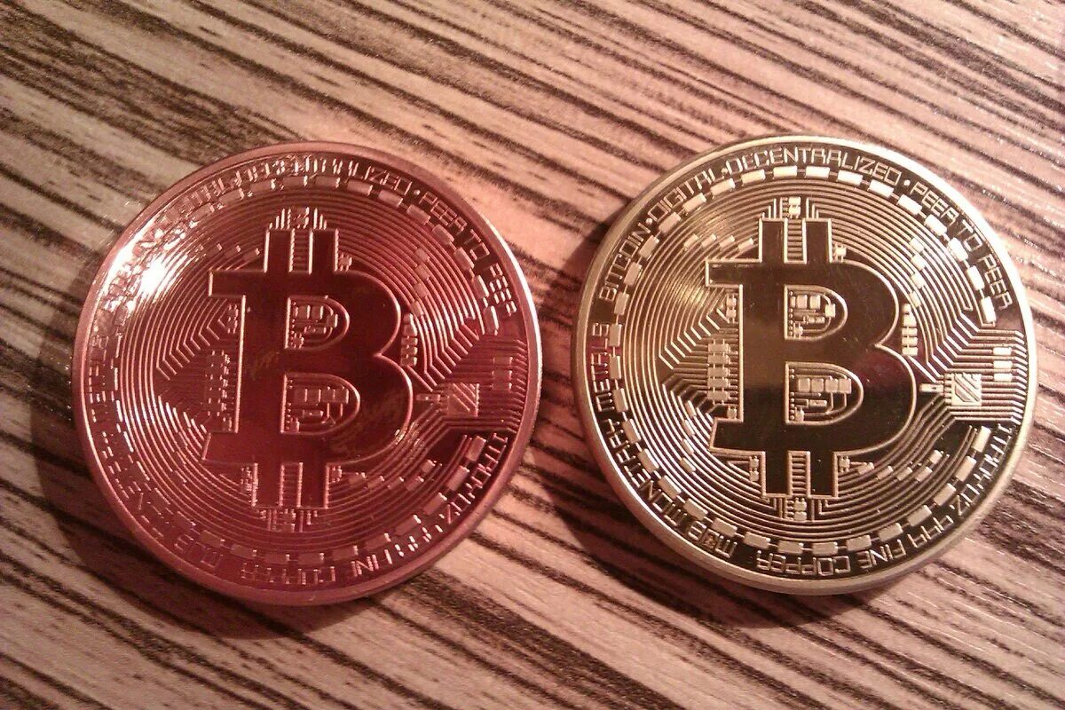 Какого цвета биткоин фото. 1 Биткоин монета. Сувенирная монета биткоин. Биткоин монета настоящая.