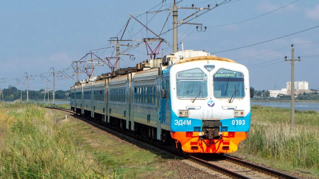 Электричка симф евпатория. Эд4м-0393 кжд. эд4м 393 кжд. тэп70бс крымская железная дорога. евпатория товарная станция.