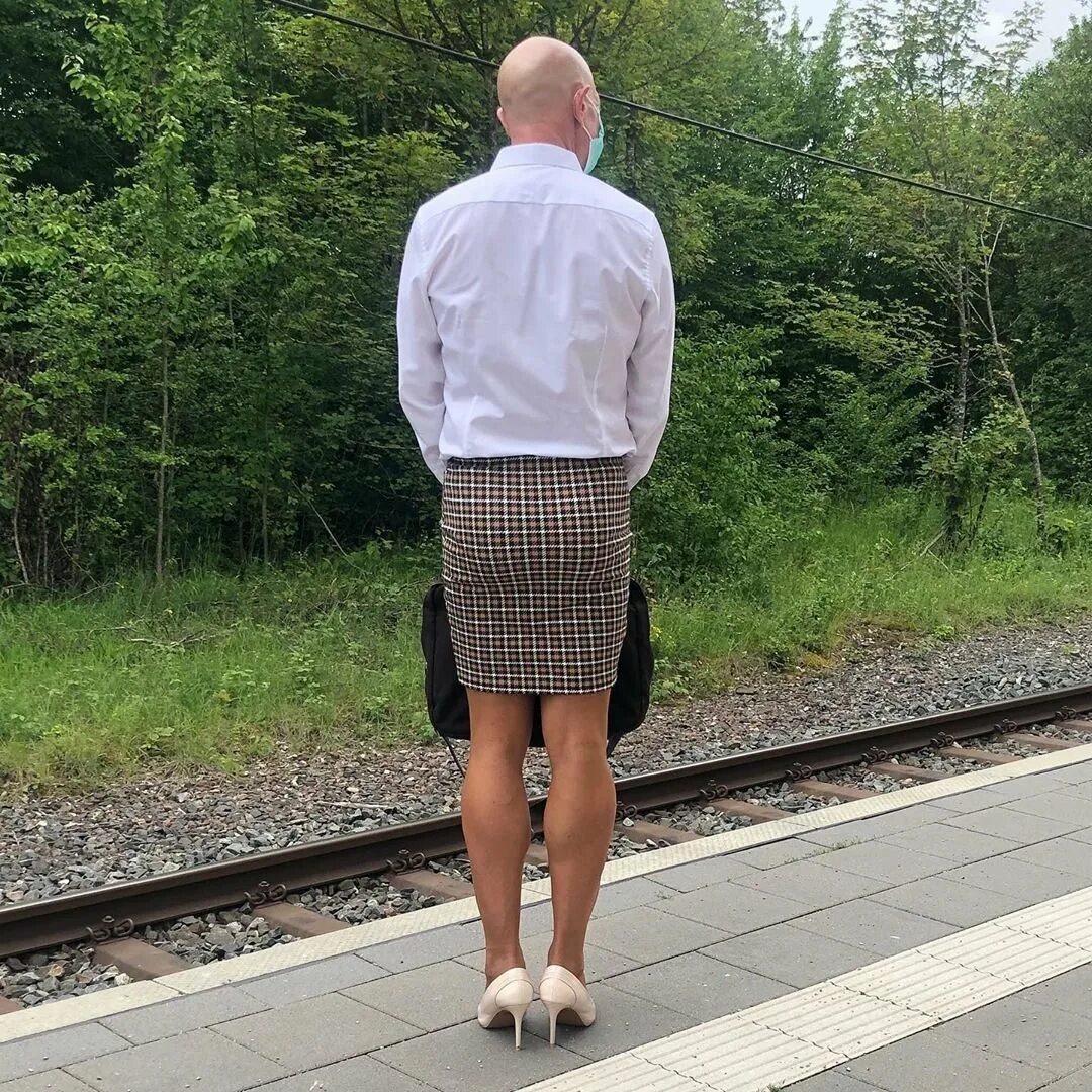 Марк брайан мужчина в юбке. Парни в коротких юбочках. Парни в женском на улице. Парень надел юбку. Парень надел юбку.
