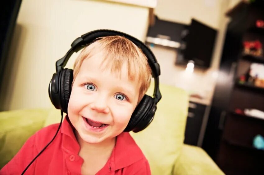L listen to music. Listening to children. школьник слушает музыку. аудирование. kids listening to music.