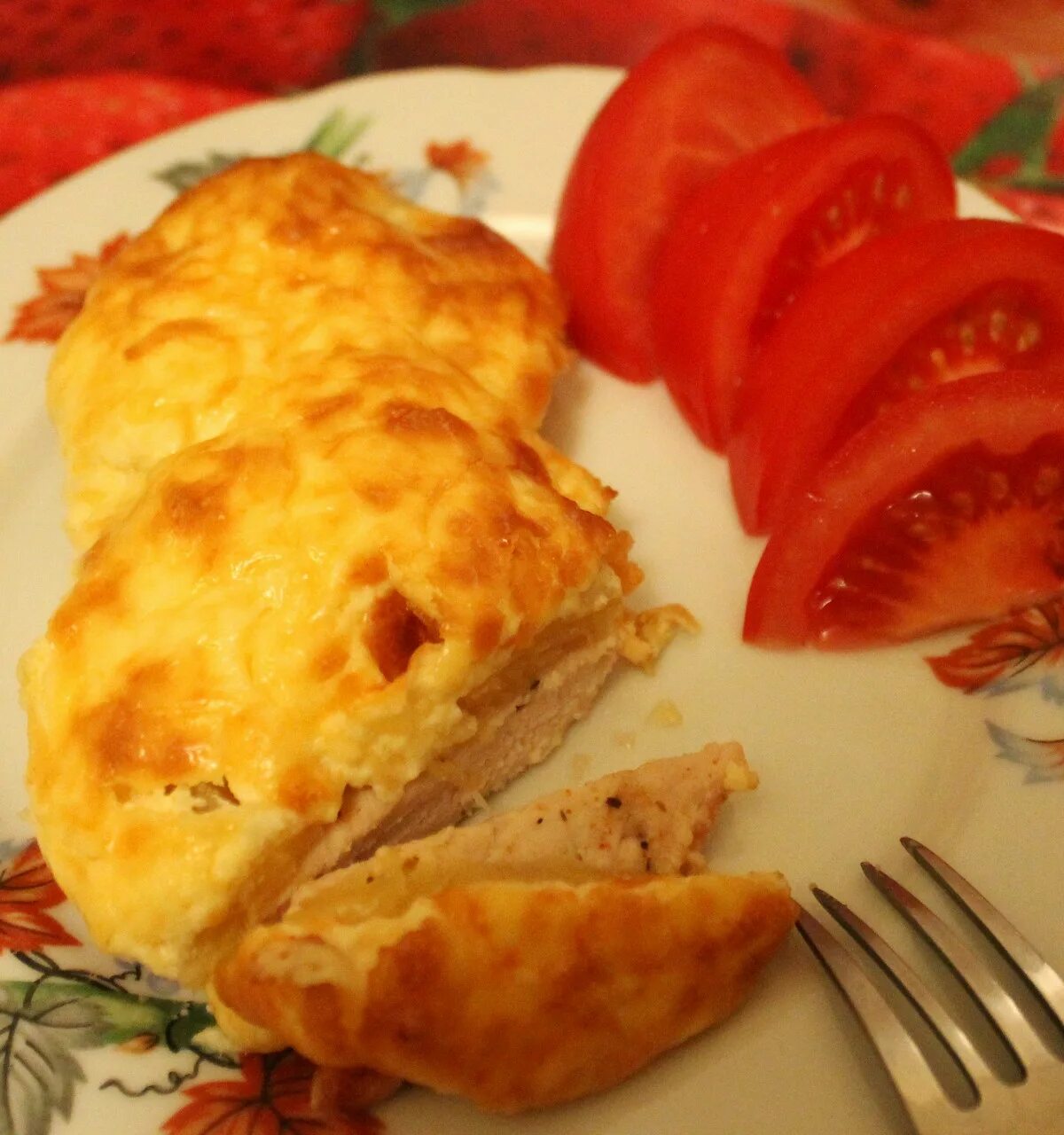 Филе куриное с ананасом под сыром. Курица с ананасами в духовке под сыром. куриное филе с ананасами в духовке. куриное филе с ананасами и сыром.