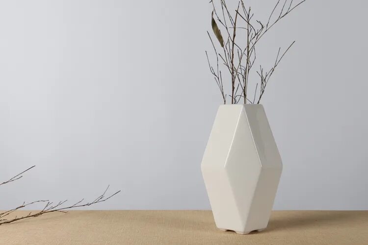 Геометрическая ваза. Необычные горшки для цветов. Ваза для цветов геометрия. Флорариум гравитариум. Необычные вазы.