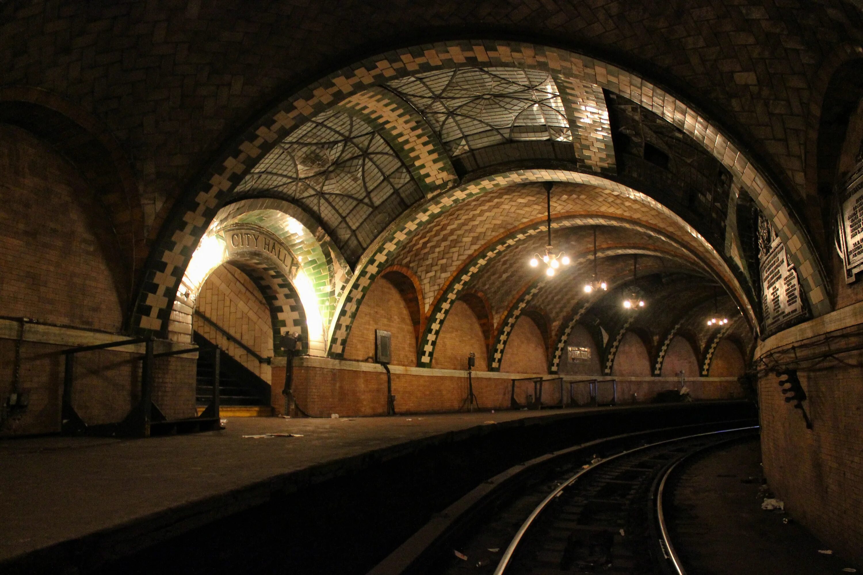 Сити холл какое метро. Станция Сити-Холл Нью-Йорк. Сити Холл метро Нью-Йорка. Заброшенная станция метро City Hall Нью Йорк. Сити Холл станция метро в Нью-Йорке.