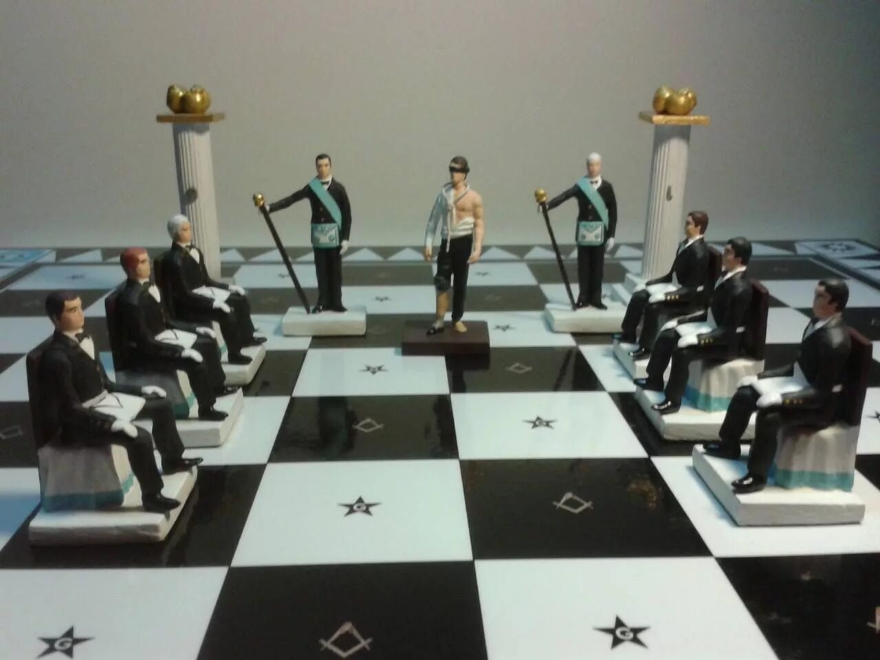 Игра масоны. Масонская шахматная доска. Масонский шахматный пол. Шахматы масоны. Масонская ложа.