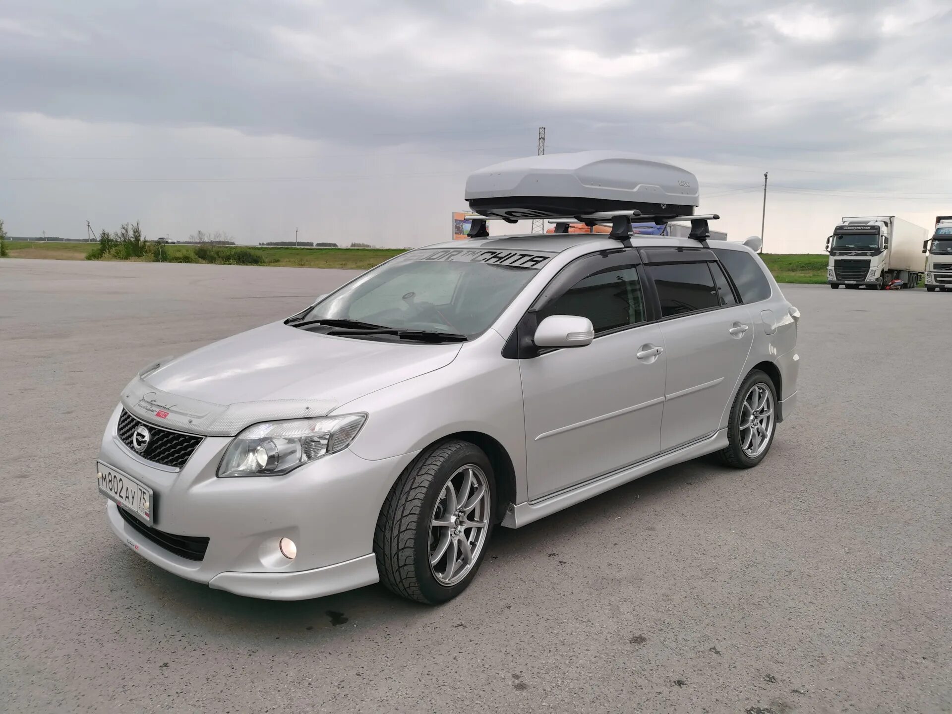 Купить багажник на короллу. Toyota Corolla Fielder e140 с рейлингами. Тойота Филдер 2010 бокс на крыша. Багажник на крышу Toyota Corolla Fielder 141. Филдер 141 кузов с рейлингами.