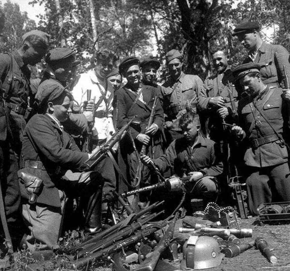 Партизаны в строю. Белорусские Партизаны 1943. Партизаны Беларуси в годы ВОВ.