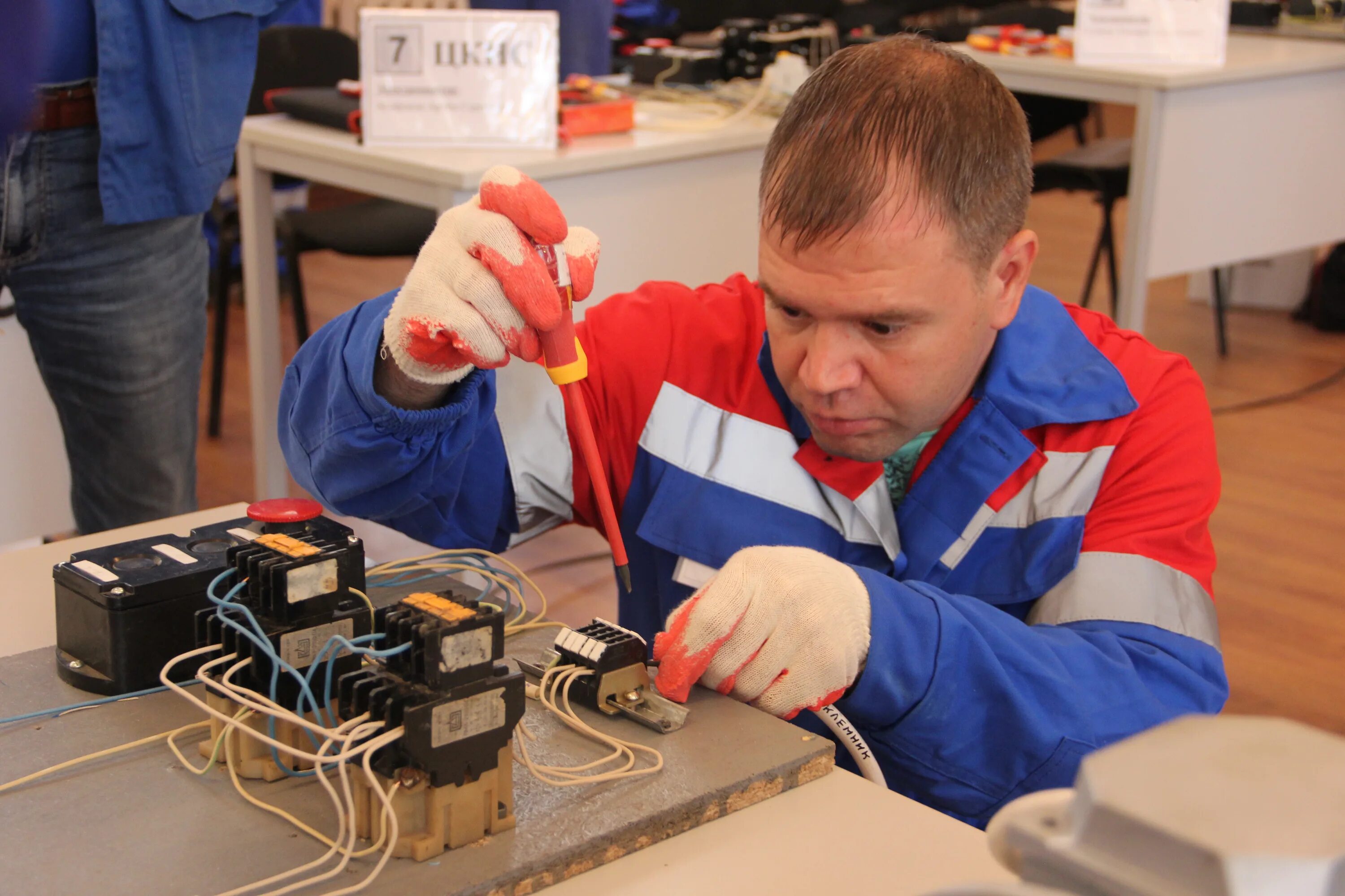 Предприятие тепловые сети «уфимэнерго». Электромонтер по ремонту и обслуживанию электрооборудования. Монтаж электрооборудования. География электрик. Электромонтажник курсы.