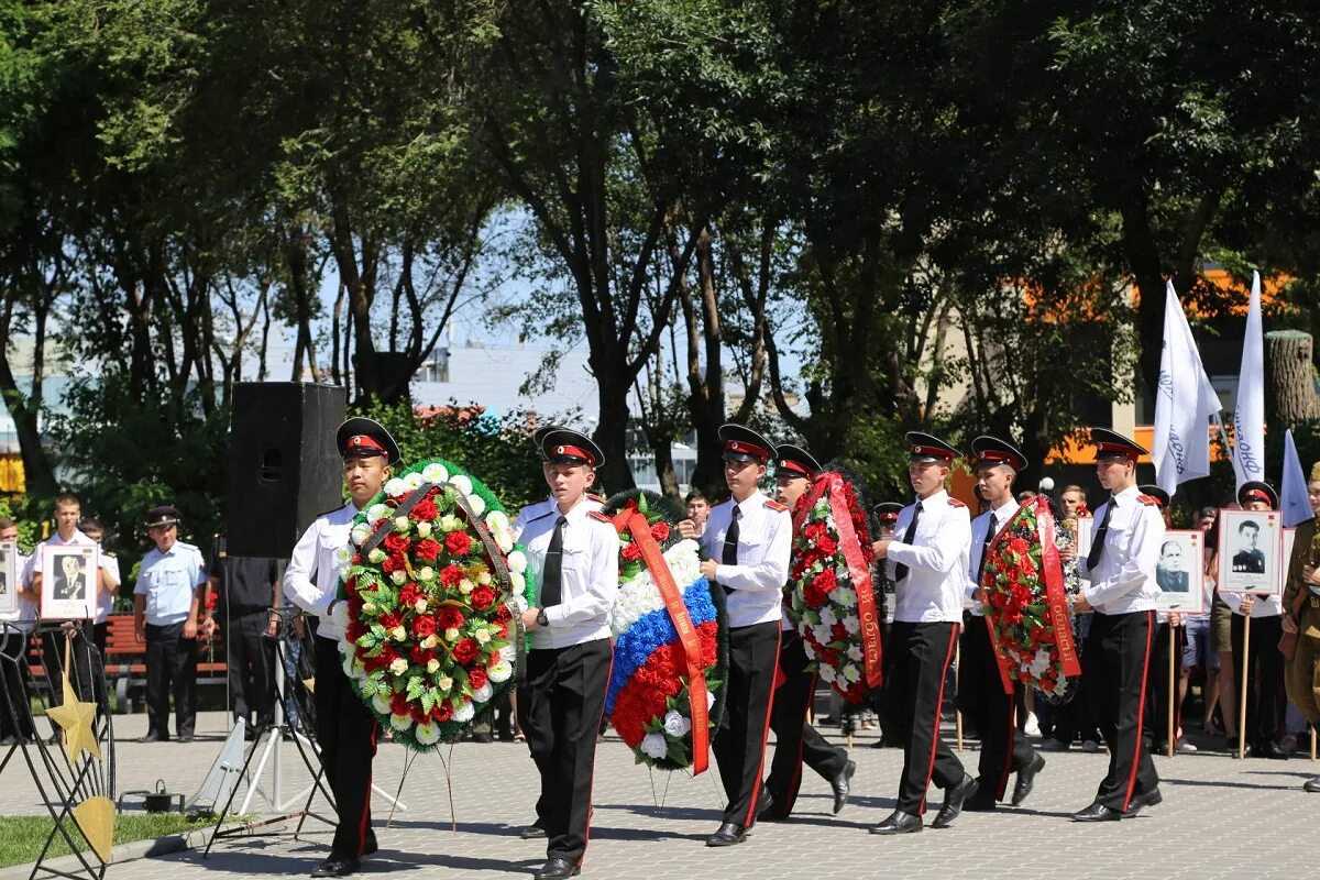 Всероссийская патриотическая акция линейка памяти. Линейка памяти. Начало войны 1941 Братский садик Астрахань. Братский садик Астрахань. Фотосессия людей Братский садик.