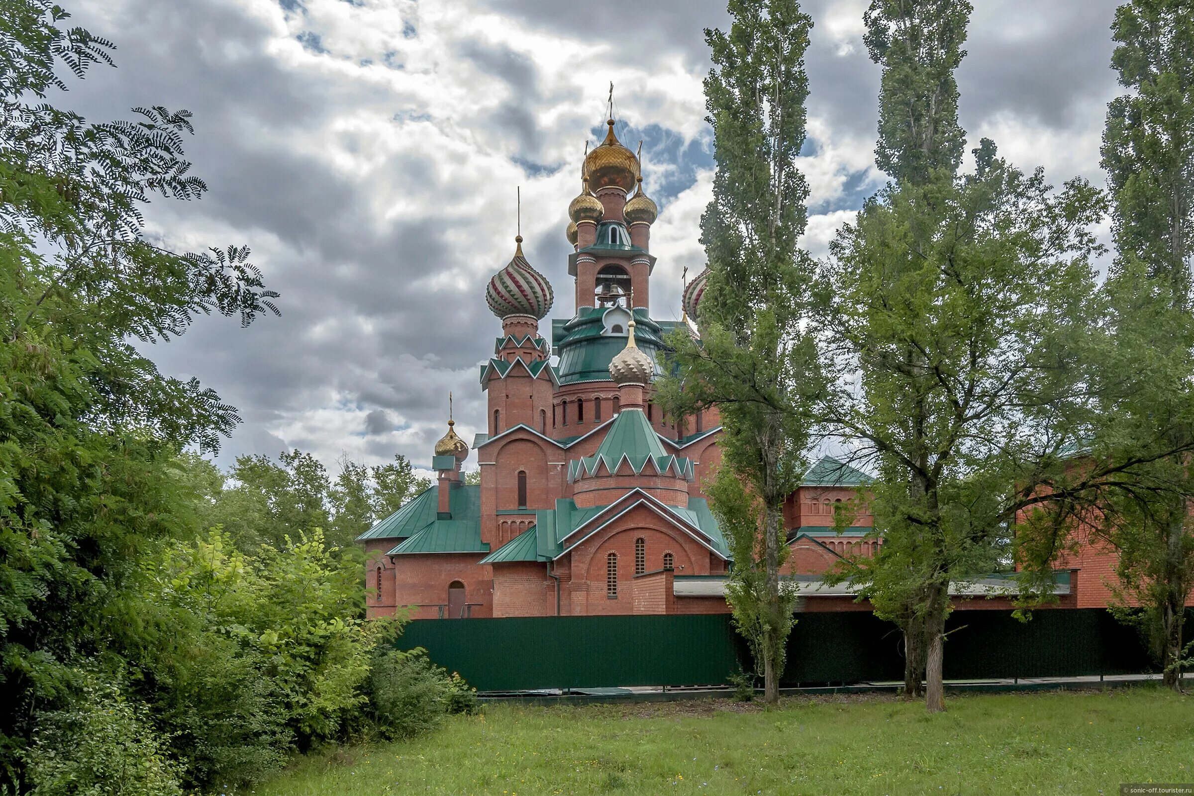 Воронежская область святая. Свято-Митрофановский храм города Семилуки. Храм святителя Митрофана Воронежского Семилуки. Храм в Семилуках Воронежской области. Город Семилуки храм Митрофания Воронежского.