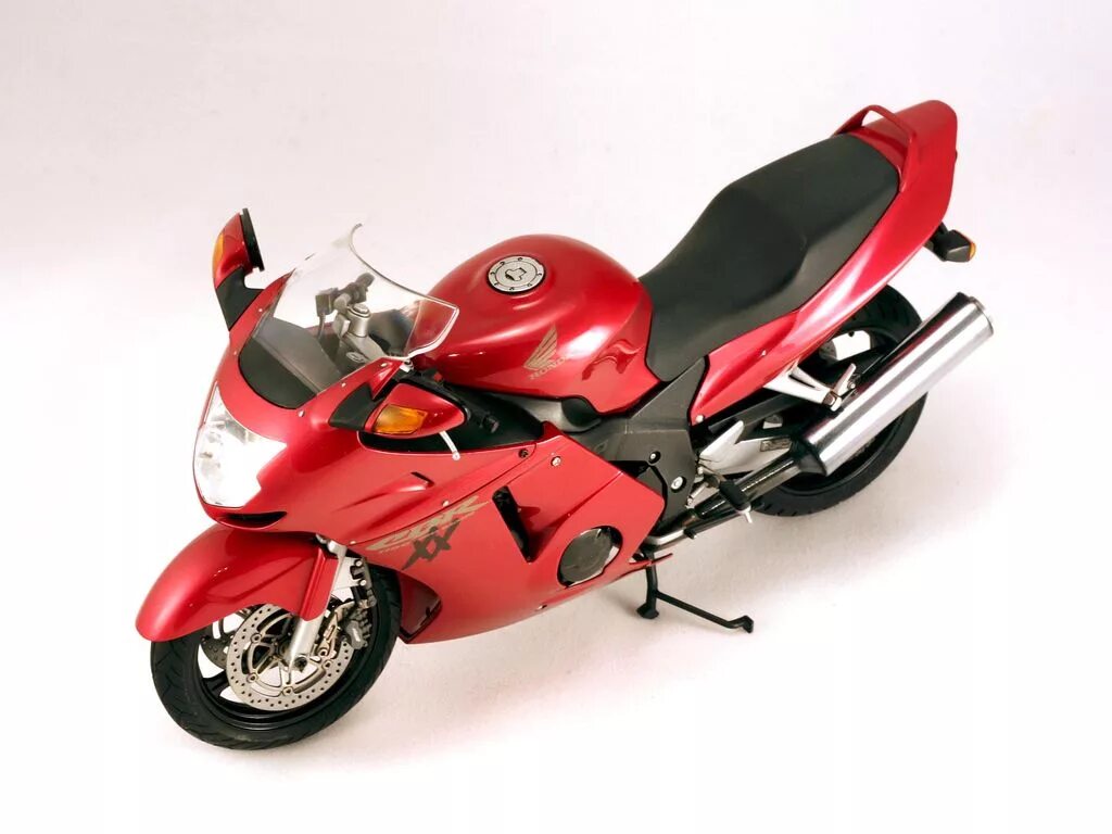 S 20 red. Сборная модель Honda CBR 1100xx super Blackbird. Honda CBR Tamiya. Tamiya 14070 Honda CBR 1100xx s. Blackbird 1/12. Honda cbr1100xx красная моделька.