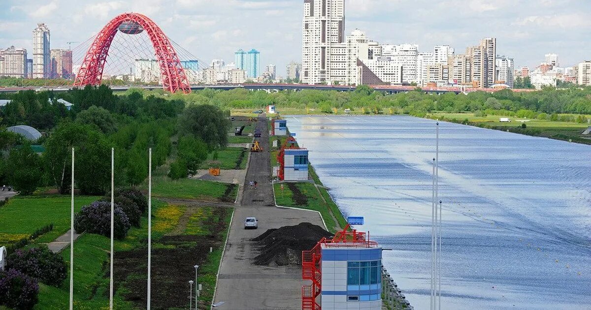 Погода в крылатском сегодня. Парк Крылатские холмы гребной канал. Гребной канал в Москве Крылатское. Грибной канал Крылатское. Гребной канал Строгино.