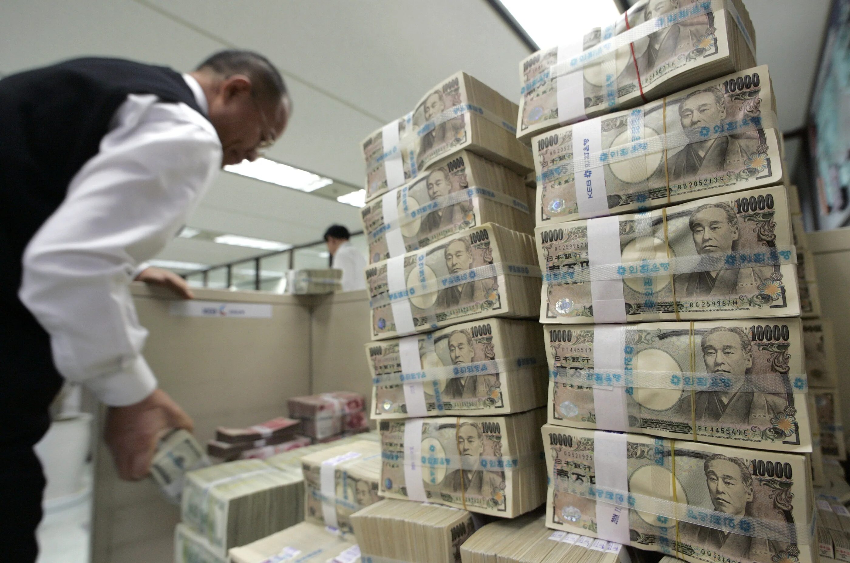 налоговая реформа японии 1947. 1 миллиард йен. пачка денег. 1 миллиард рублей 1924 зсфср ". 1 миллиард йен.