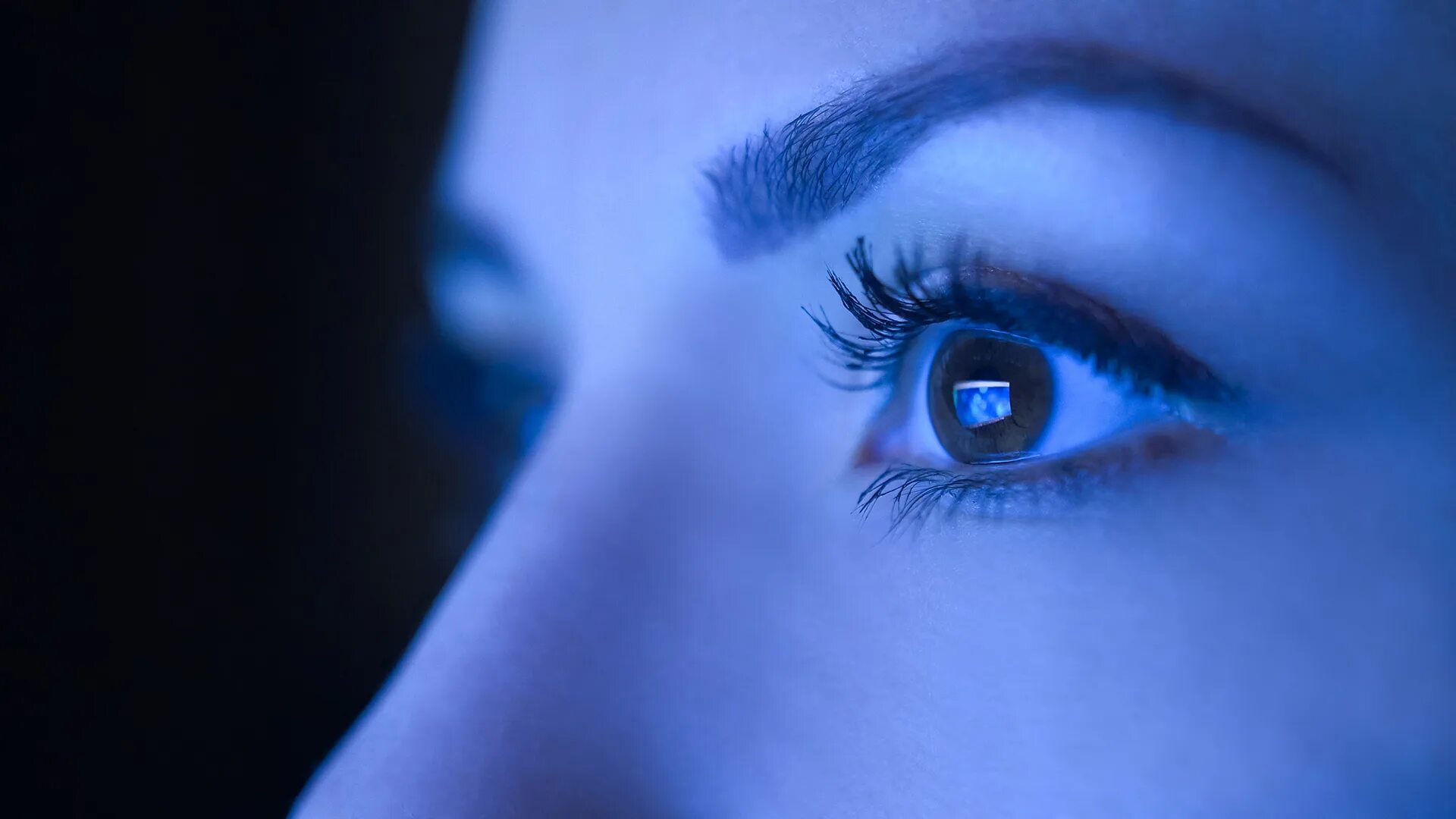 Зачем синий. Фото глаза. Свет в глазах. Глаз с синим фильтром. Красивые женские глаза крупным планом.