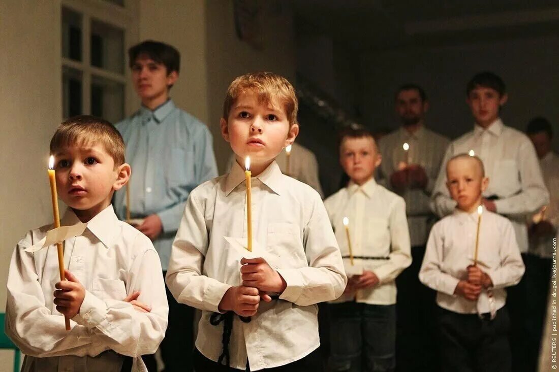 Православные храмы детям. Дети в церкви. Православные дети. Мальчик в храме. Дети в православном храме.