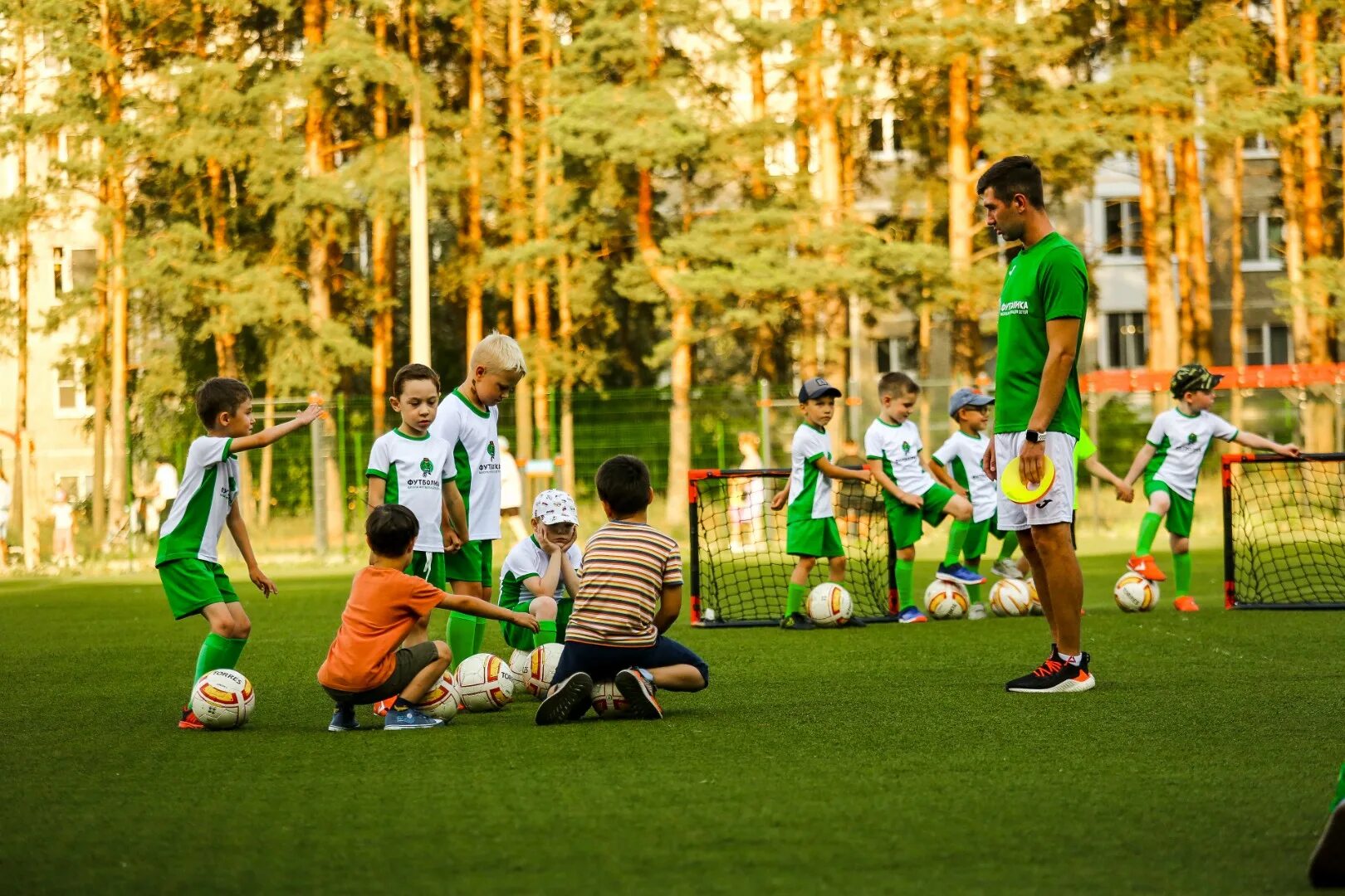 Хвойная екатеринбург. Спортивная школа Хвойная. Футбольная секция в Наро Фоминске детская. Футбол Хвойная. Футбол поселок Хвойная.