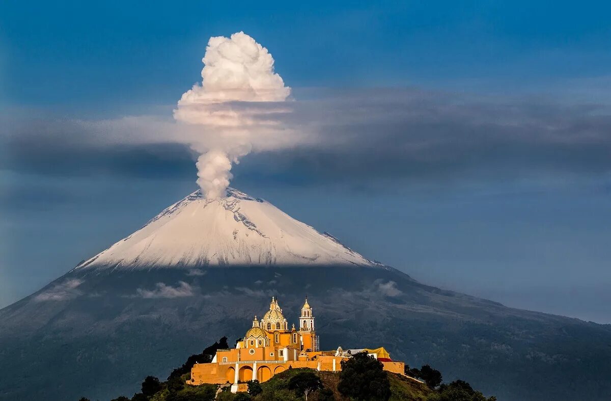 Мексика вулкан Попокатепетль. Гора в Мексике Попокатепетль. Мексика Попокатепетль извержение. Вулкан Пуэбла Мексика. Самая высокая точка мексики