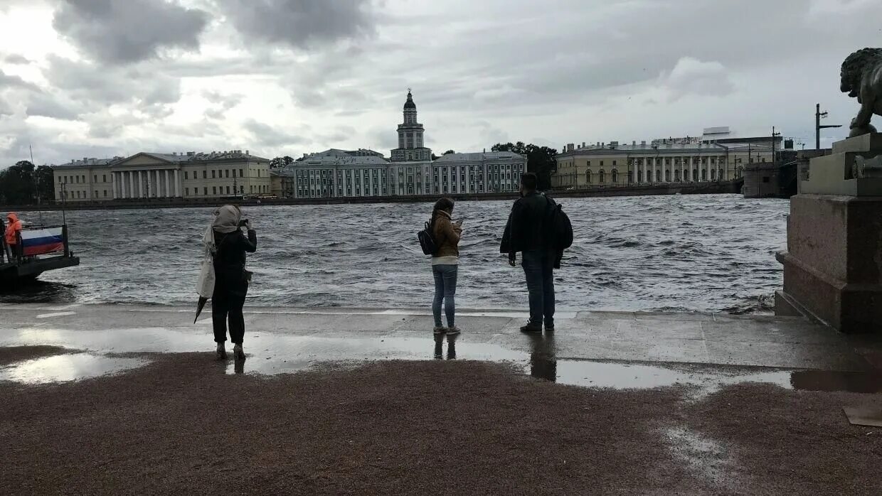 Нет воды спб сегодня. Шторм на Неве в Санкт-Петербурге. Ветер в Питере. Дождь в Питере. Сильный ветер в Петербурге.