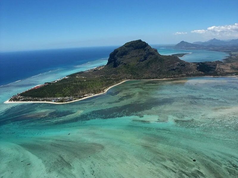 Ле-морн-брабан, остров маврикий. Мауритиус подводный водопад. Подводный водопад острова маврикий. Ле-морн маврикий подводный водопад. Остров маврикий водопад.