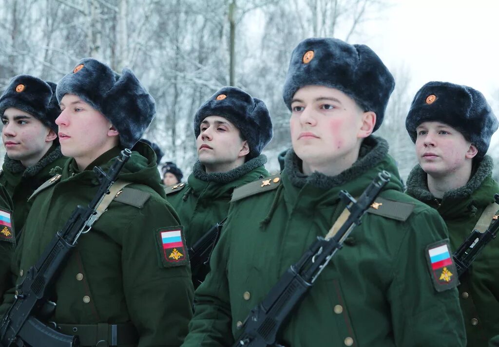 Присяга фото. Присяга в гражданской одеждt. Фотосессия присяги девушки в армии. Семейное фото с присяги. 23 декабря 2013