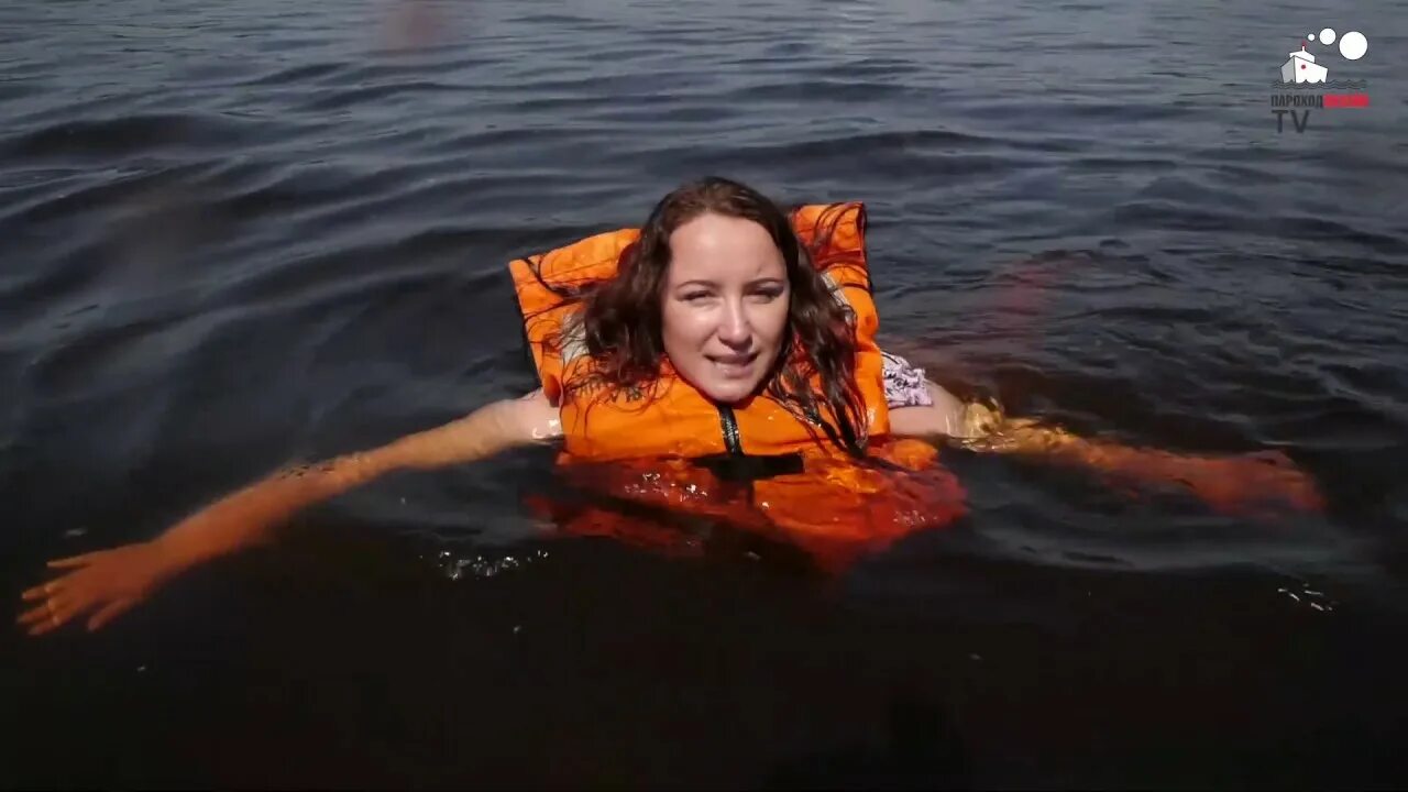 МЧС спасает на воде. Девушки утонули в купальнике. Девушка спасла тонущего