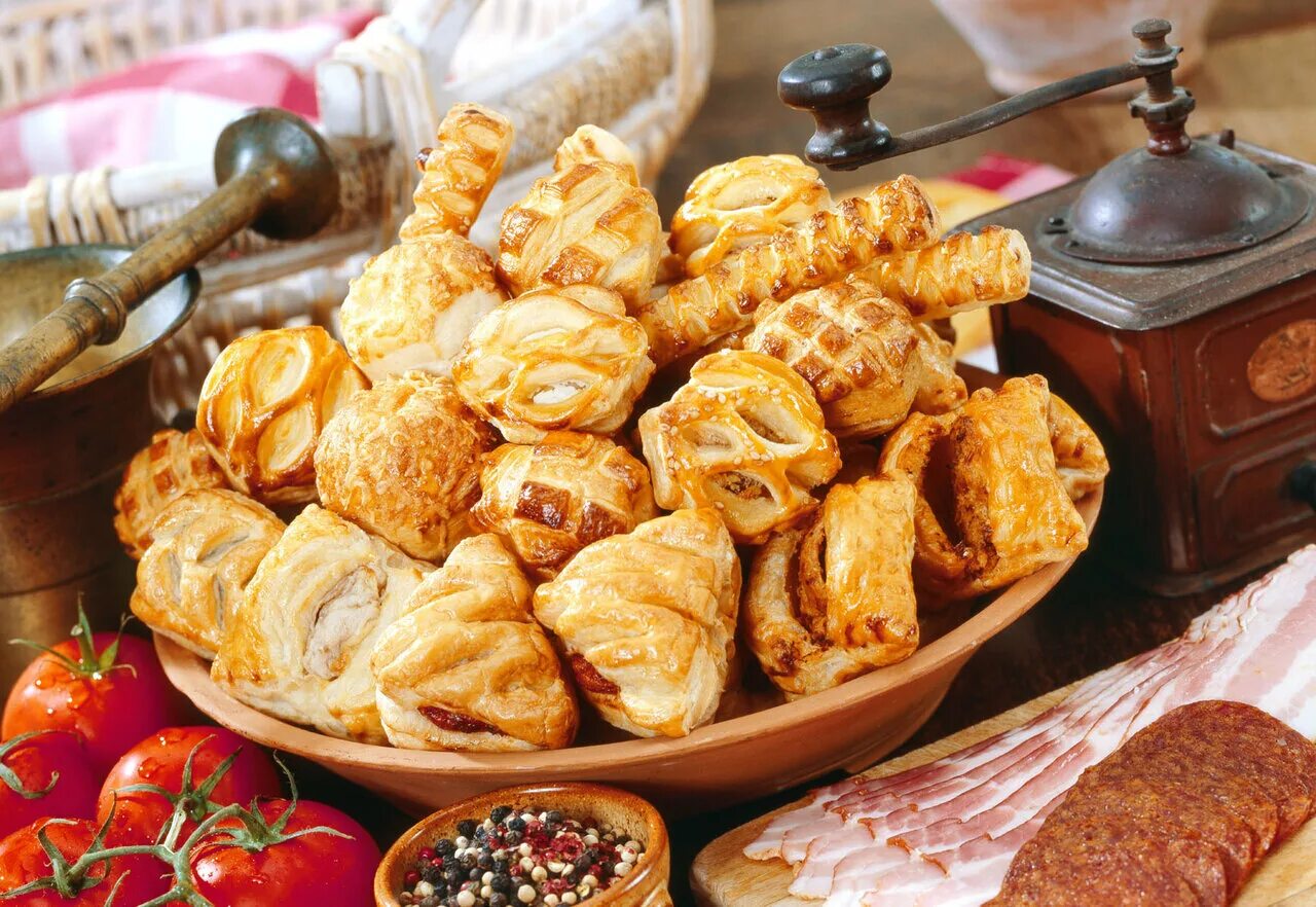 Пирожки и булочки. Круассаны светофор. Корейские паровые булочки пян-се. Кондитерские изделия. Римский пирог булочки.